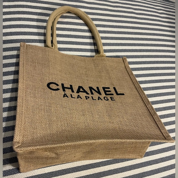 CHANEL “À La Plage” (🇫🇷🥖French: At The Beach) Beauty Jute Tote Bag - Picture 4 of 5